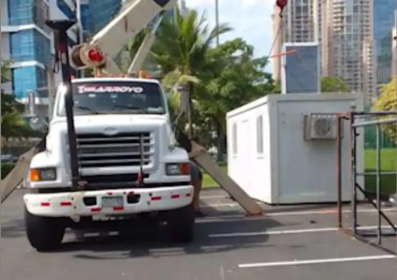 GRUA TELESCOPICA BOOM -STERLING – con Plataforma 20 pies 17 Tons Capacidad